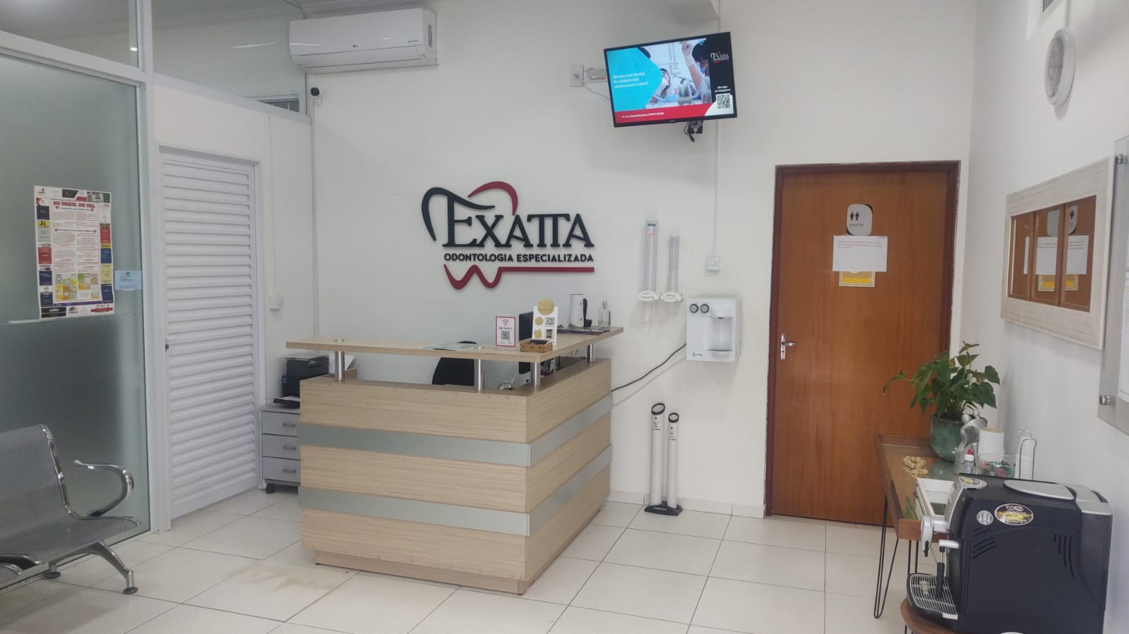 Vista ampla da recepção da Exatta Odontologia Especializada