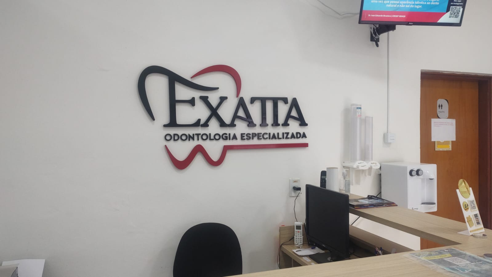 Recepção da Exatta com a marca da clínica